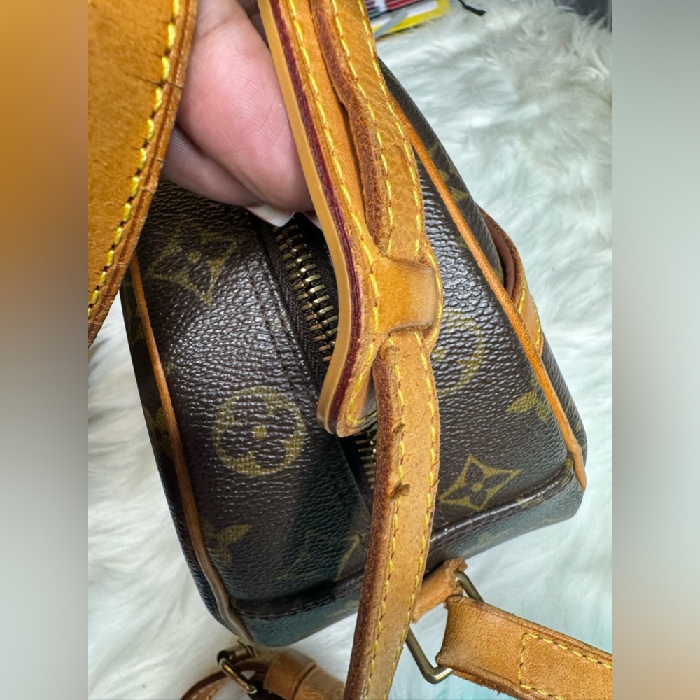 [SOLD] LV Monogram Crossbody Bag - Picture 2 of 16